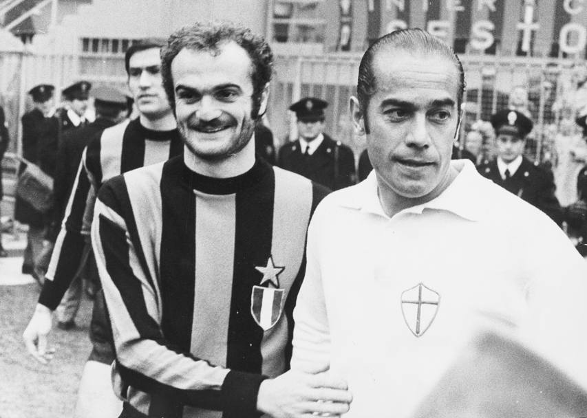I sorrisi (un po&#39; tirati in verit) di Mazzola e Suarez. Lo spagnolo  ormai un ex e Sandrino cerca di consolarlo prima di Inter-Samp del 1971